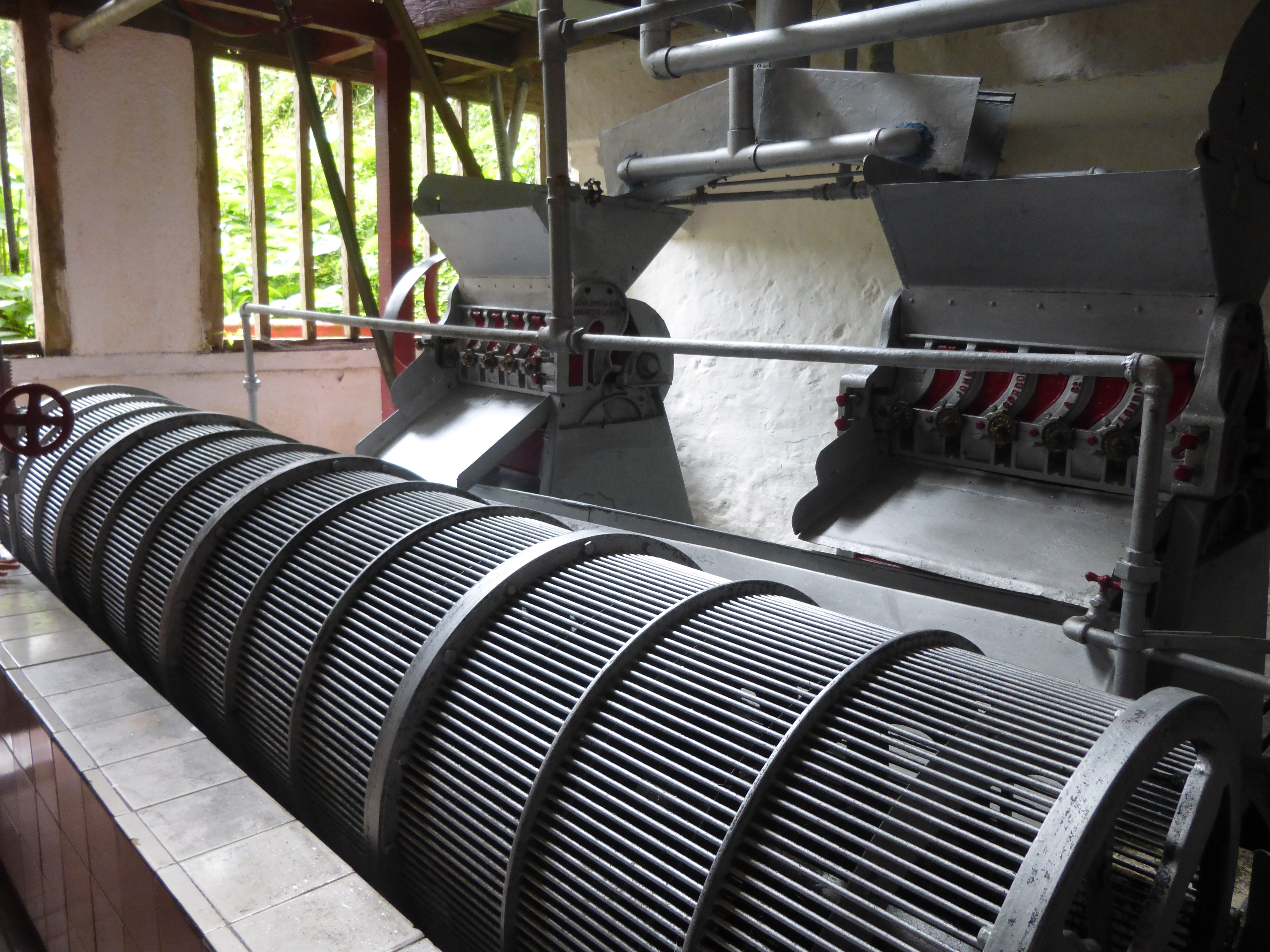 En esta maquina se separa el grano de café de la corteza roja.